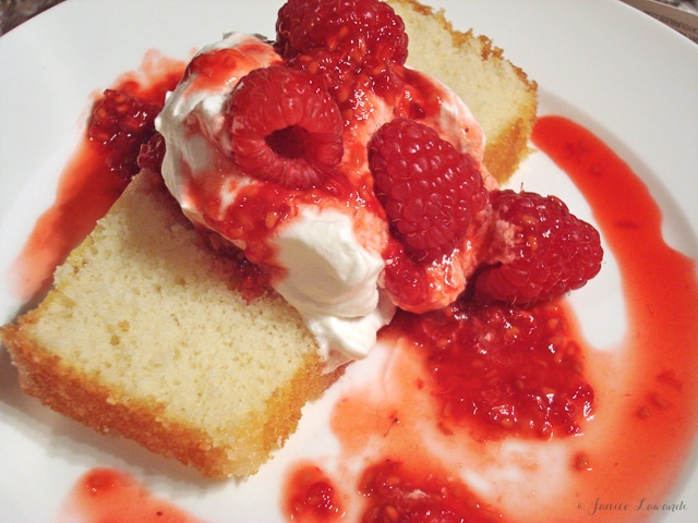 Cake with cream and berries