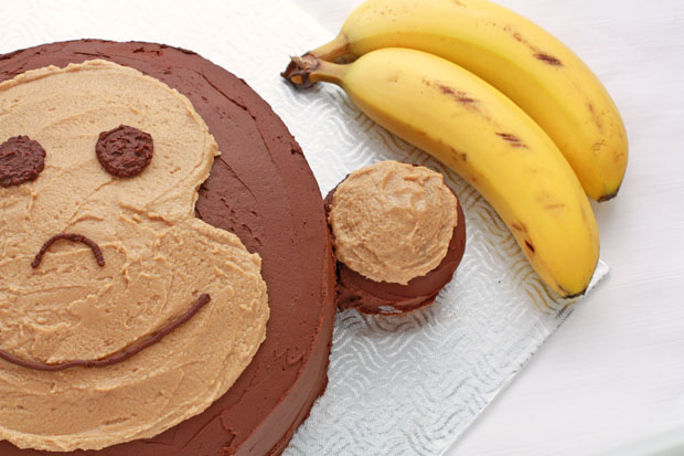How to decorate a monkey cake with chocolate and peanut butter frosting
