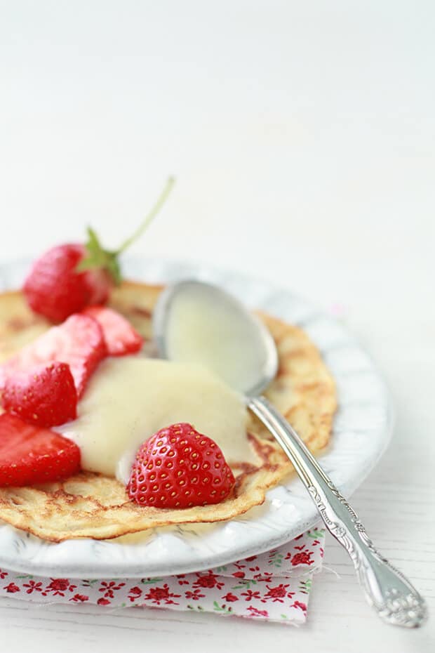 Crepes with strawberries and cream