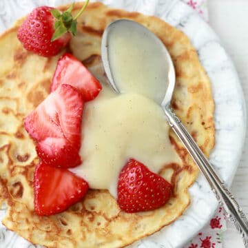 Crêpes with strawberries and vanilla pastry cream