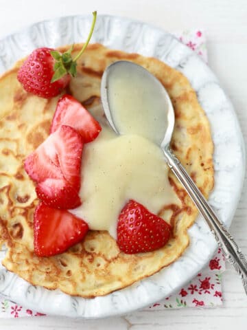 Crêpes with strawberries and vanilla pastry cream