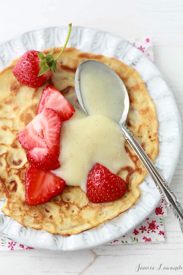 Crêpes with strawberries and vanilla pastry cream
