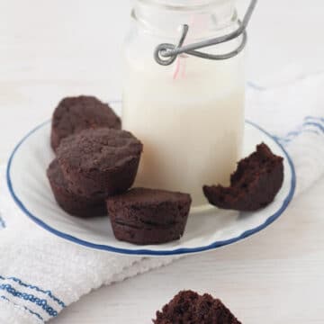 gluten-free-peanut-butter-brownies served with milk