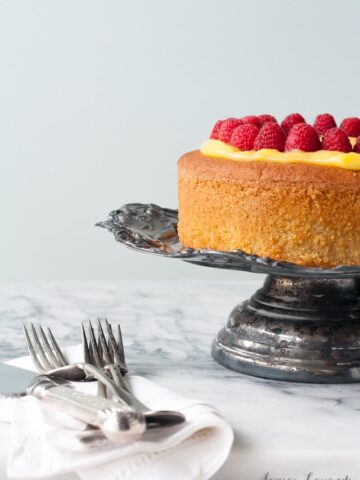 gluten-free-lemon-cake-with-lemon-curd-and-berries