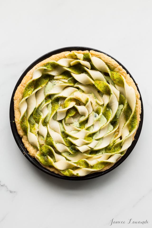 Bacon and egg pie with decorative pesto pie crust | Kitchen Heals Soul https://bakeschool.com/2016/05/26/bacon-egg-pie/html