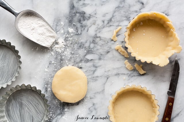 Fonçage - lining tart pans with dough