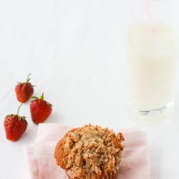 Strawberry rhubarb muffins with crumb topping