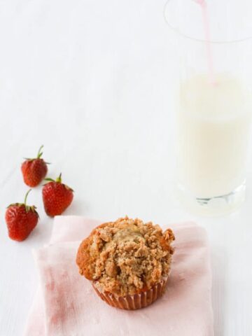 Strawberry rhubarb muffins with crumb topping
