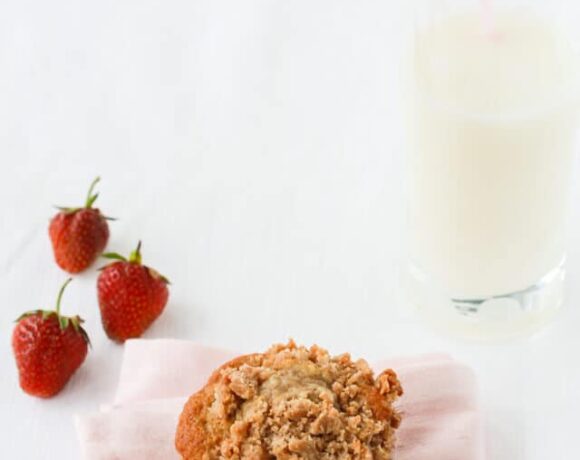 Strawberry rhubarb muffins with crumb topping