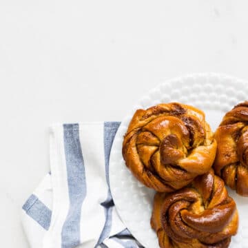 Turkish coffee kanelbullar knots: buns flavoured with cardamom and coffeee