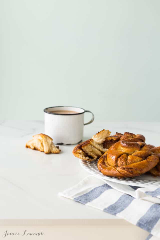 Turkish coffee kanelbullar knots and coffee: buns flavoured with cardamom and coffeee