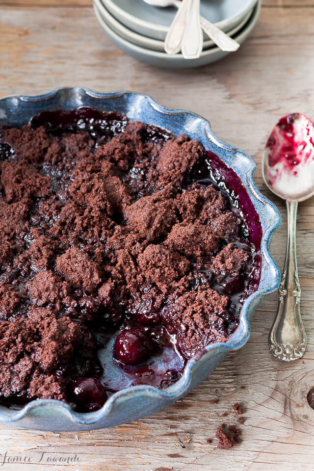 Cherry chocolate crumble