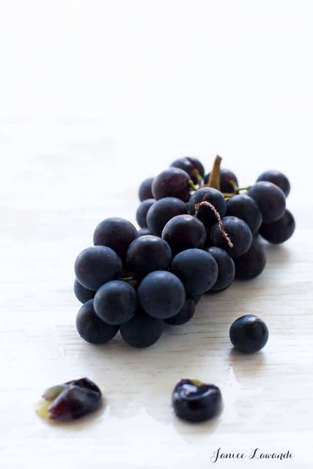 A bunch of Concord grapes