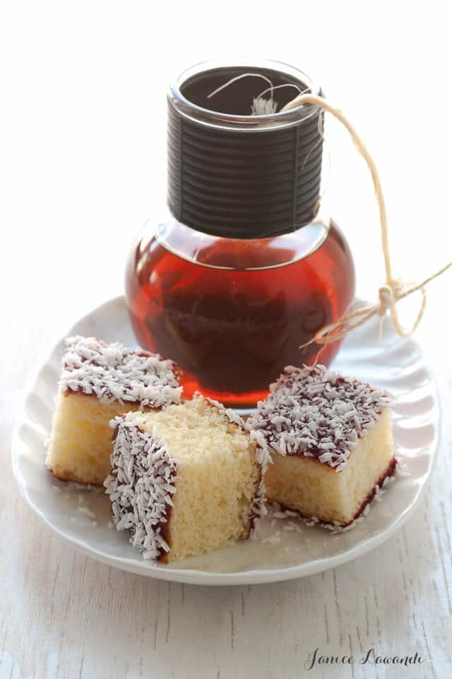 Raspberry-lamingtons with tea