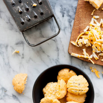 spicy cheddar biscuits