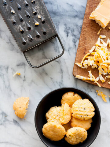 spicy cheddar biscuits