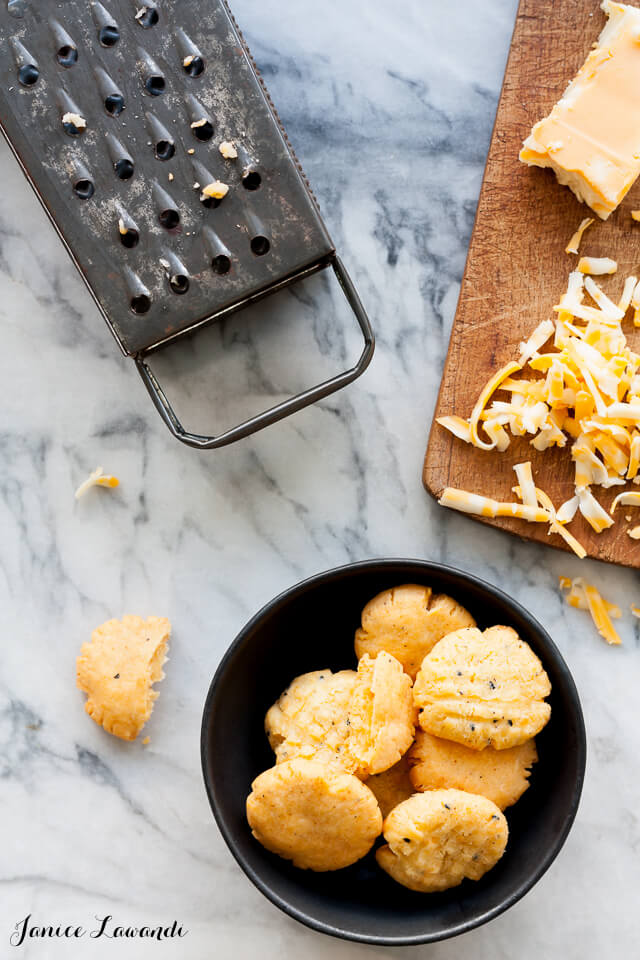 spicy cheddar biscuits