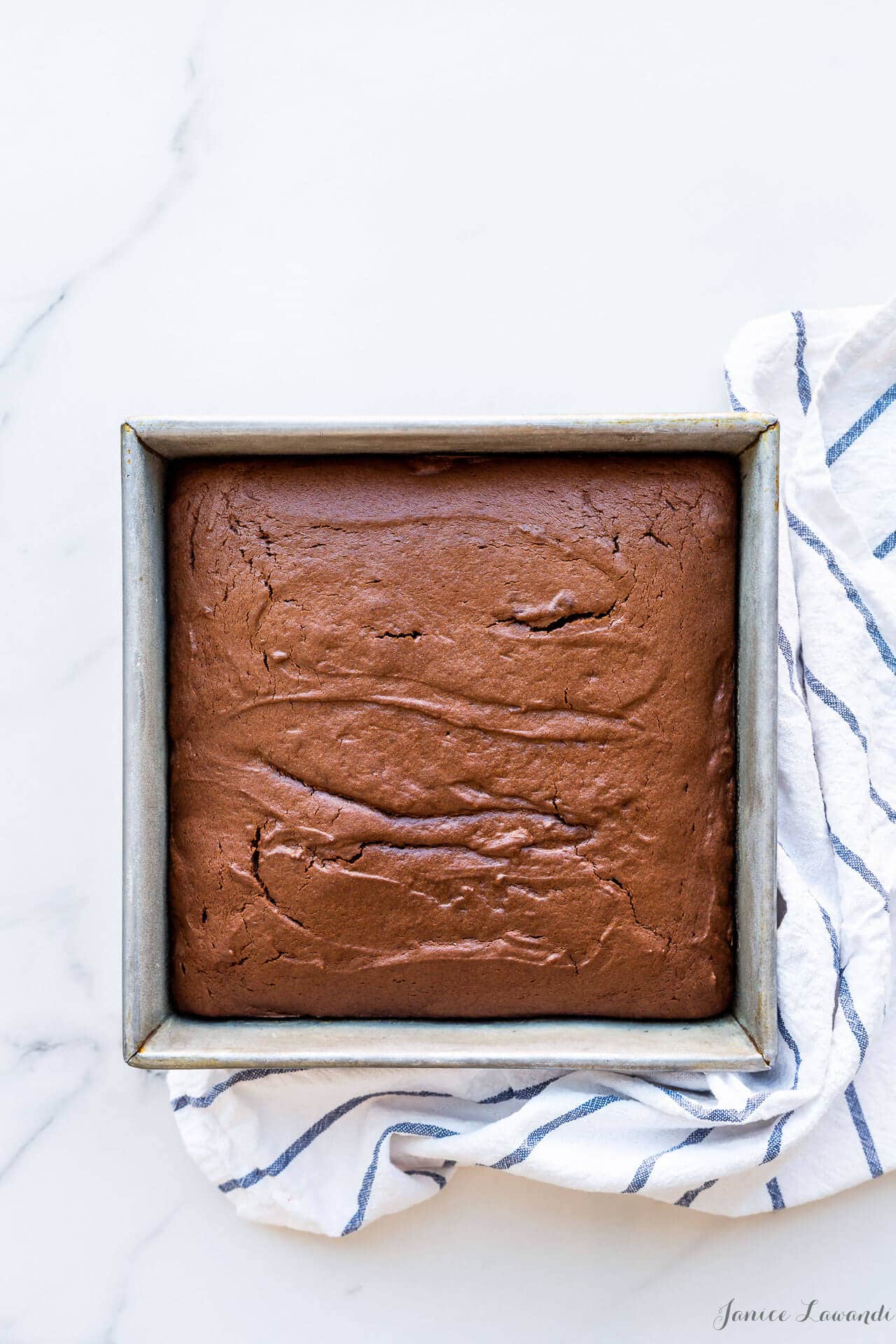 bolo de chocolate Fácil cozido numa panela quadrada de 9x9 bolos, feito com chocolate derretido