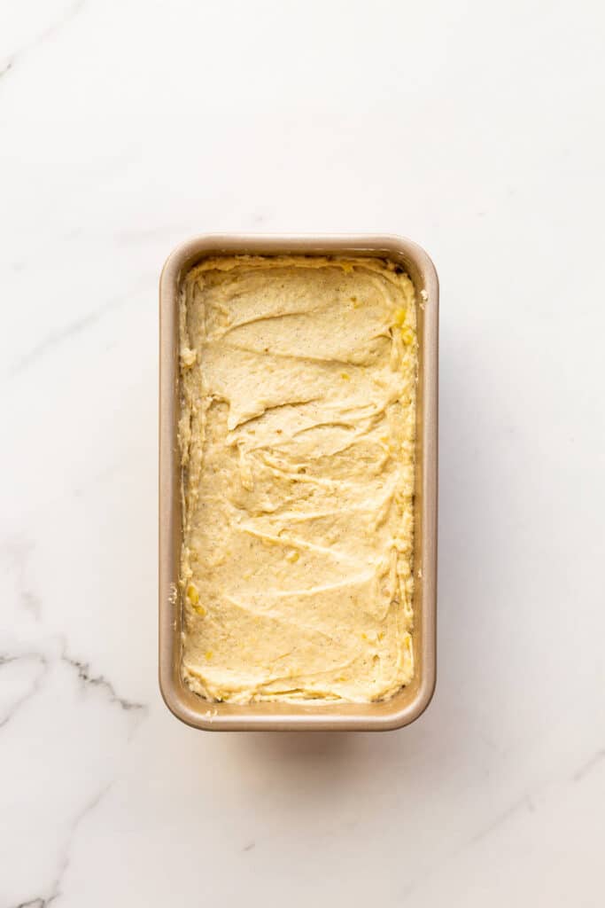  Banana bread cake pastella in una teglia pronta per il forno.