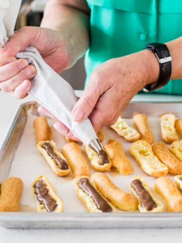 Filling éclairs with chocolate pastry cream