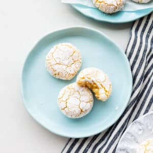 A plate of amaretti cookies.