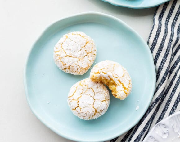 A plate of amaretti cookies.