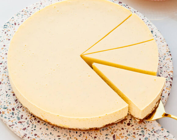 Slicing and serving a perfect baked vanilla cheesecake.